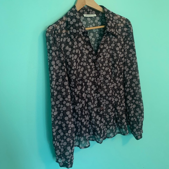 Women’s Top - Button-Down Shirt - Picture 2 of 9